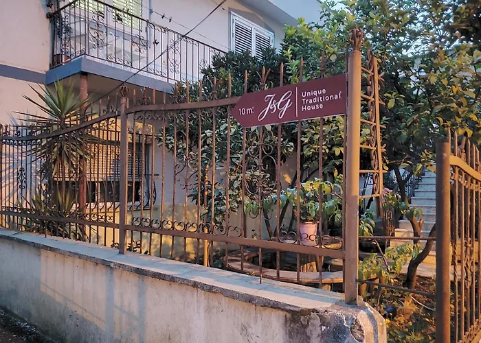 Unique Traditional House, Hosted By J&G